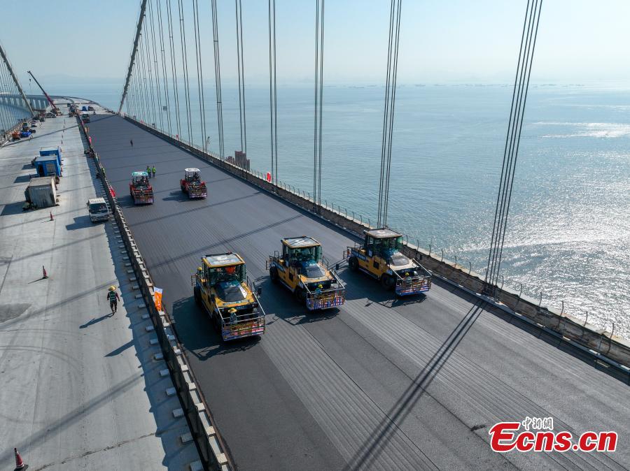 Pavimento em deck de a?o foi concluído na ponte Lingdingyang, no sul da China