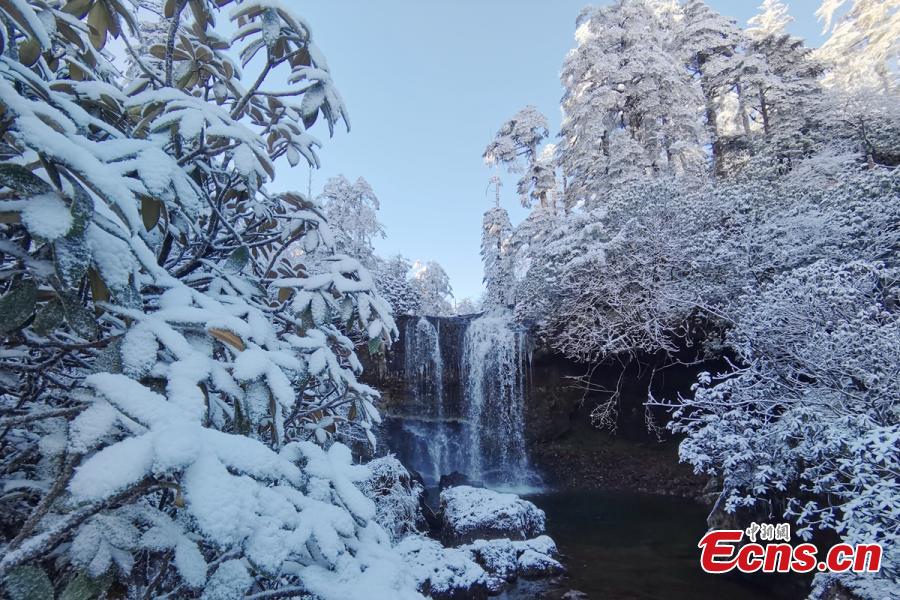 A montanha Wawu coberta de neve se transforma na maravilha do gelo