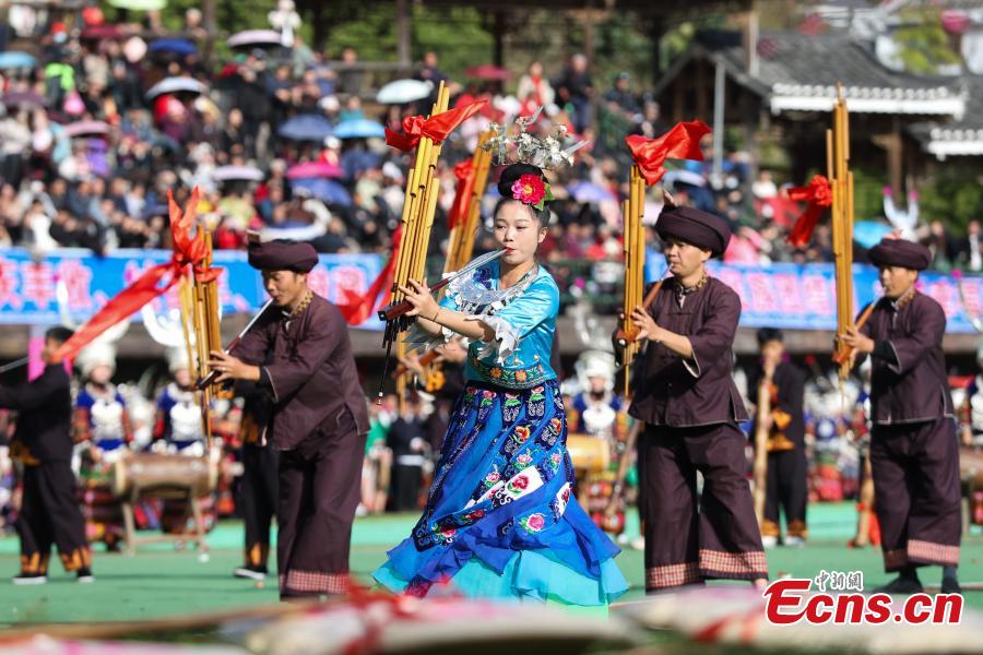 Povo da etnia Miao celebra festival de Guzang