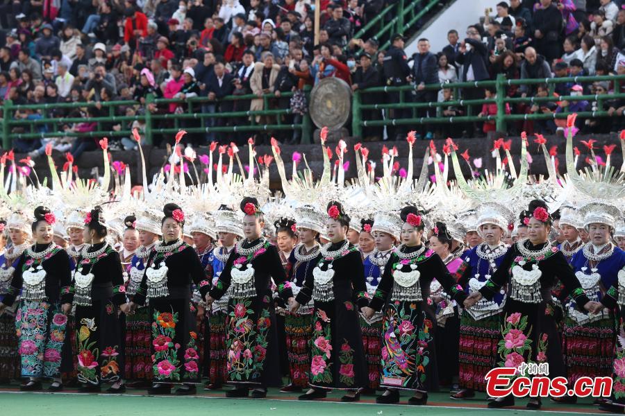Povo da etnia Miao celebra festival de Guzang