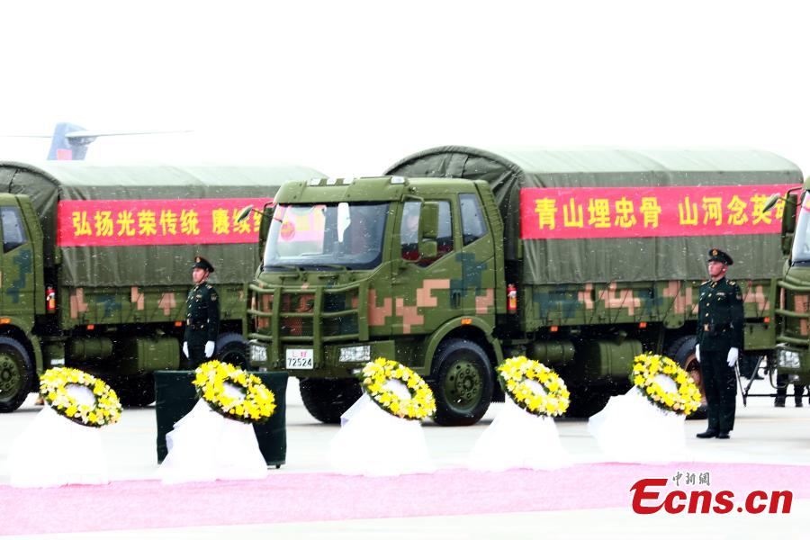 Aeronave Y-20 transporta restos mortais de mártires chineses de volta a Shenyang, nordeste da China