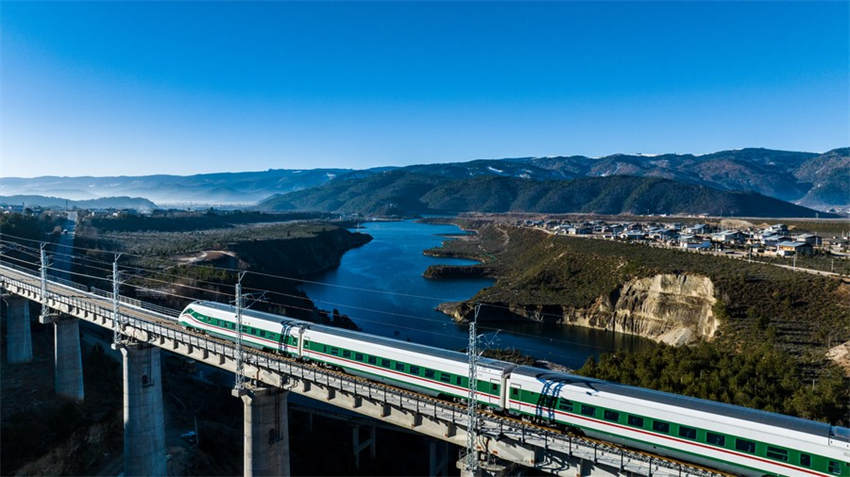 Ferrovia Lijiang-Shangri-La é aberta ao tráfego em Yunnan