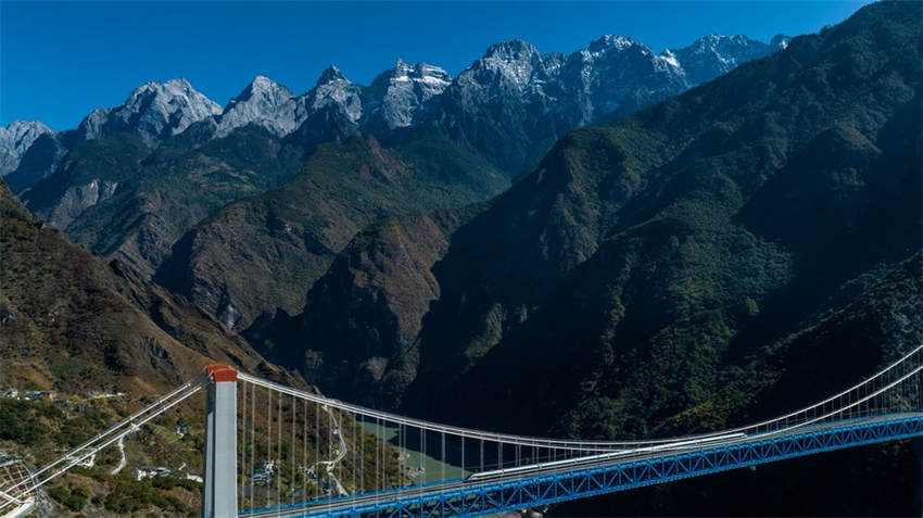 Ferrovia Lijiang-Shangri-La é aberta ao tráfego em Yunnan