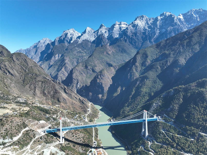 Ferrovia Lijiang-Shangri-La é aberta ao tráfego em Yunnan