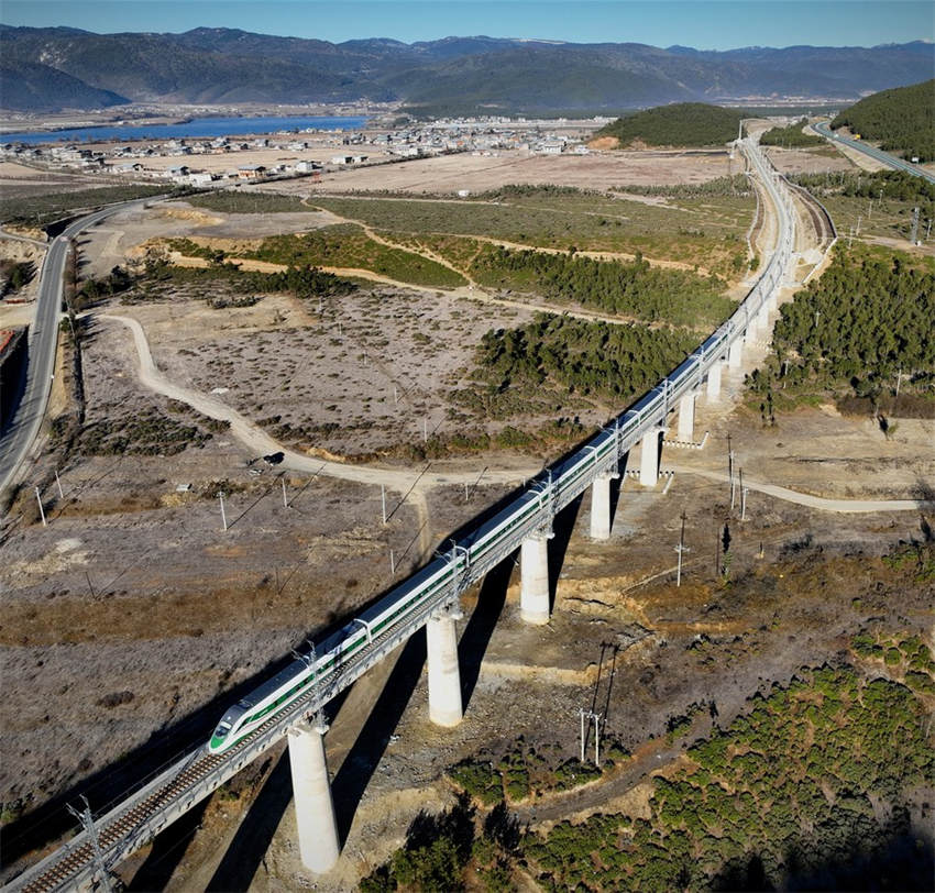 Ferrovia Lijiang-Shangri-La é aberta ao tráfego em Yunnan