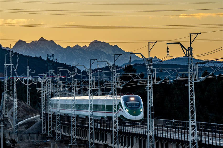 Ferrovia Lijiang-Shangri-La é aberta ao tráfego em Yunnan