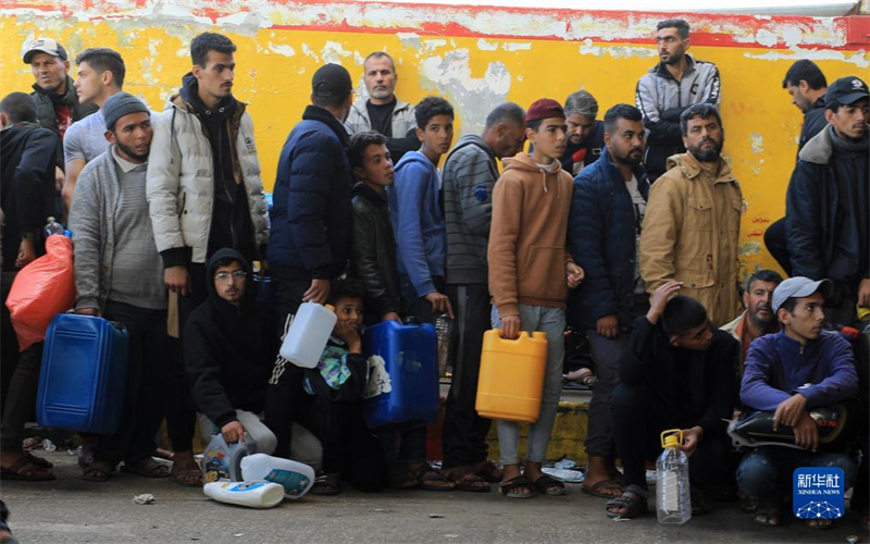 Galeria: pessoas fazem fila para comprar gasolina em Gaza