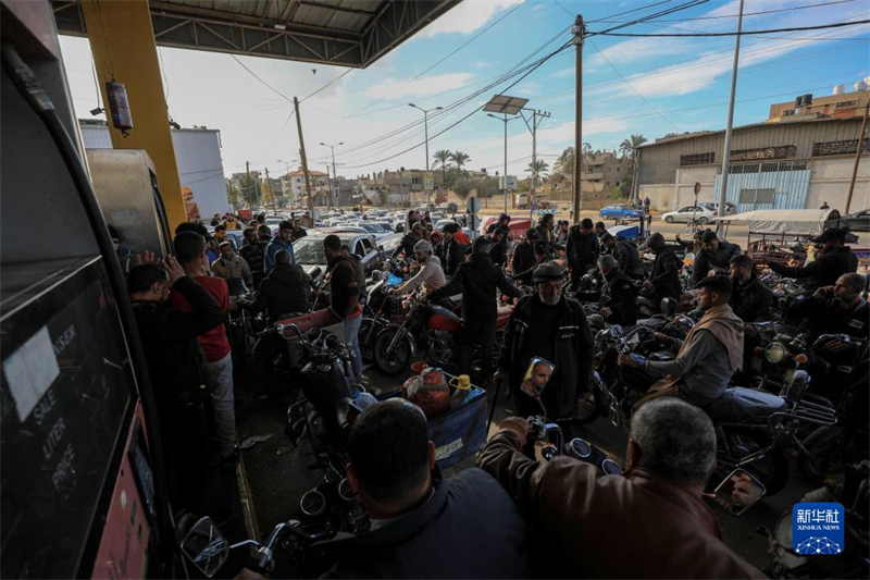 Galeria: pessoas fazem fila para comprar gasolina em Gaza