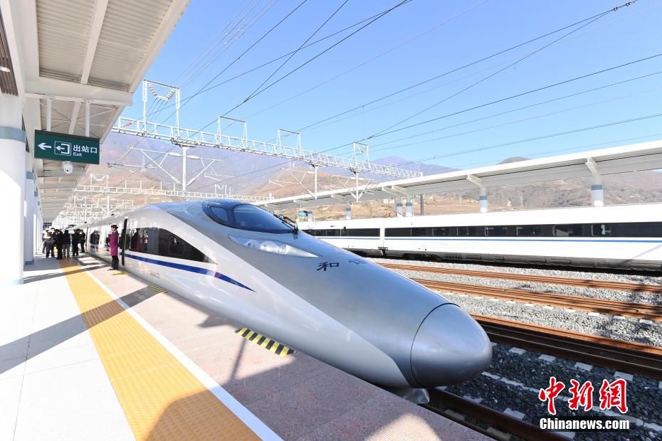Primeira ferrovia construída nos planaltos do noroeste de Sichuan inicia opera??es