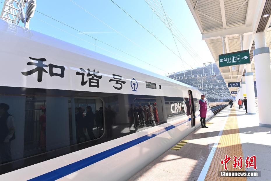 Primeira ferrovia construída nos planaltos do noroeste de Sichuan inicia opera??es