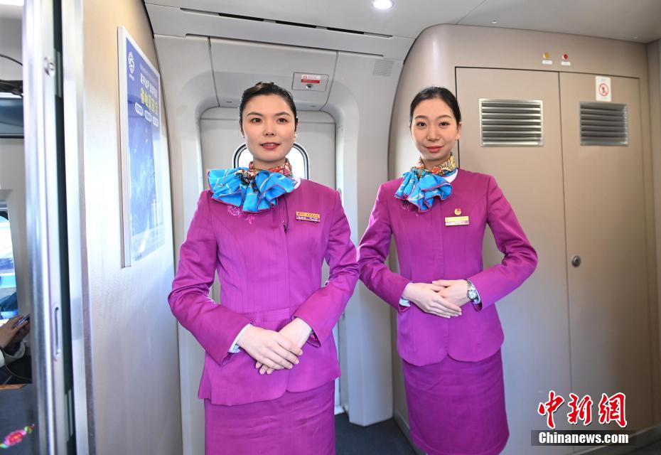 Primeira ferrovia construída nos planaltos do noroeste de Sichuan inicia opera??es