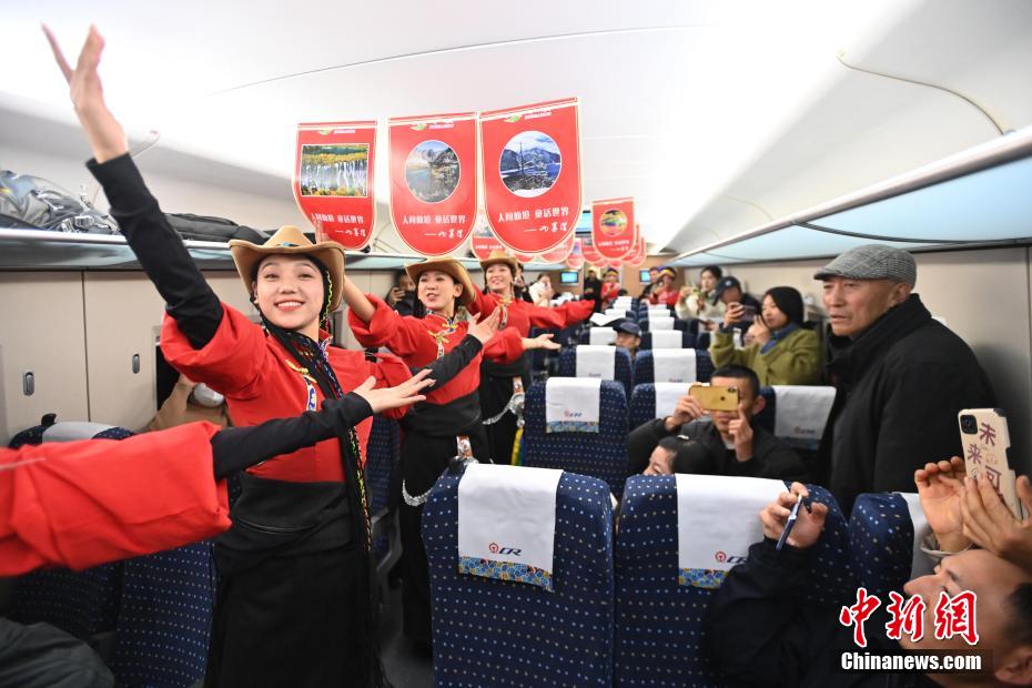 Primeira ferrovia construída nos planaltos do noroeste de Sichuan inicia opera??es