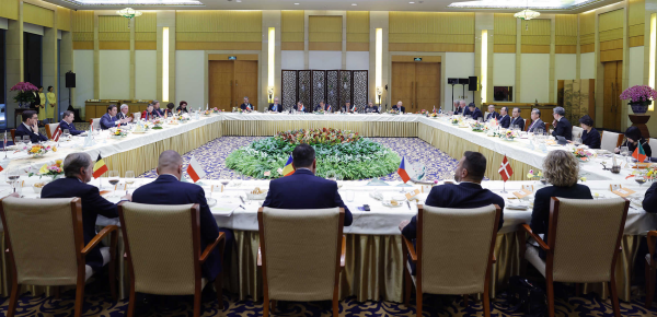 Chanceler chinês reúne-se com enviados diplomáticos da UE e seus Estados-membros