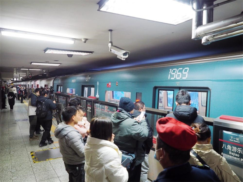 “Trem do tempo” do metr? de Beijing entra novamente em opera??o