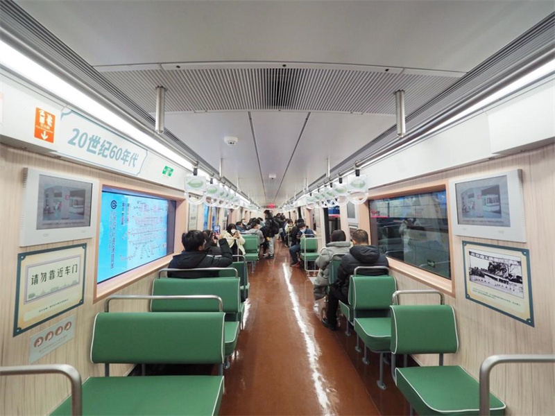 “Trem do tempo” do metr? de Beijing entra novamente em opera??o