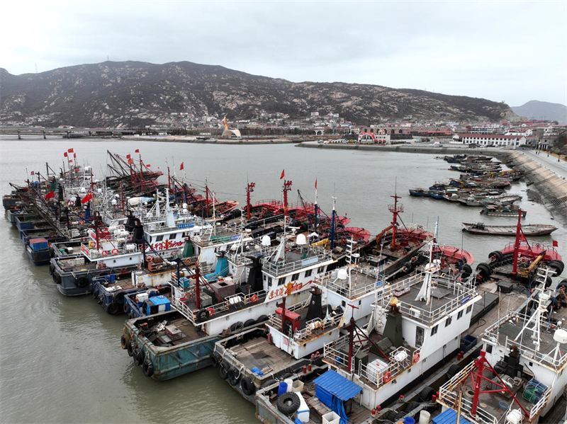 Barcos de pesca retornam ao porto para escapar da onda de frio, no leste da China