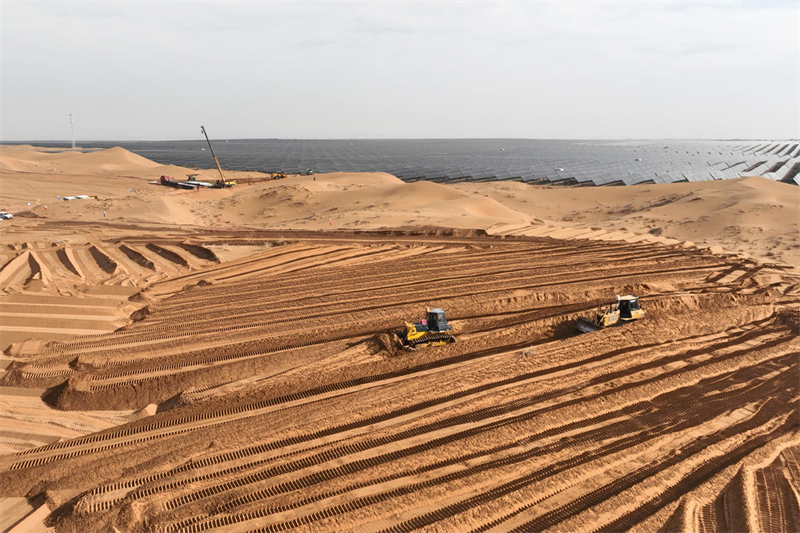 Constru??o fotovoltaica no deserto de Tengger em pleno andamento no noroeste da China
