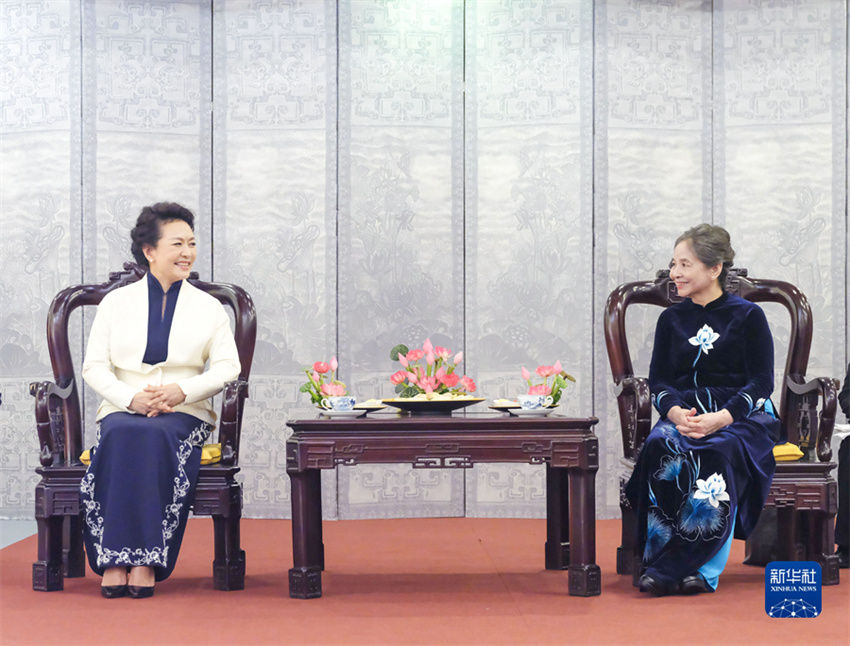 Peng Liyuan visita Museu da Mulher do Vietn?