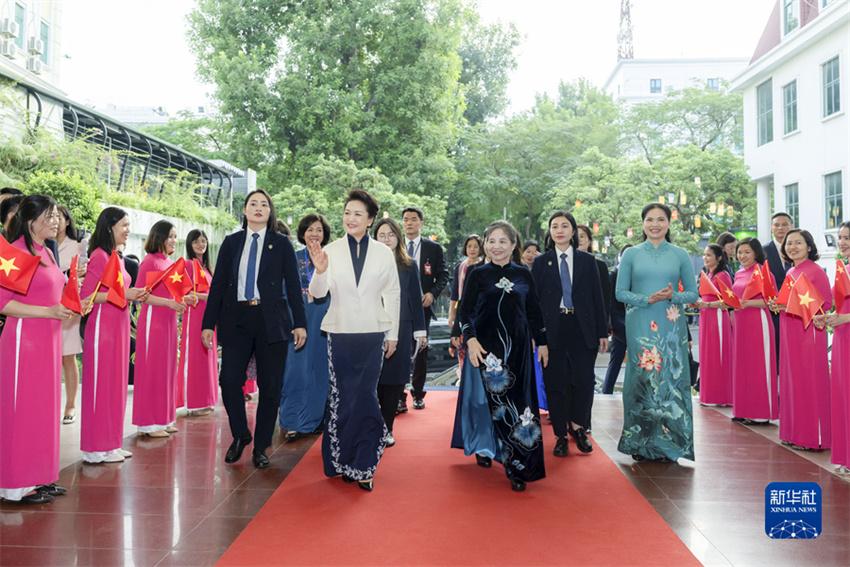 Peng Liyuan visita Museu da Mulher do Vietn?
