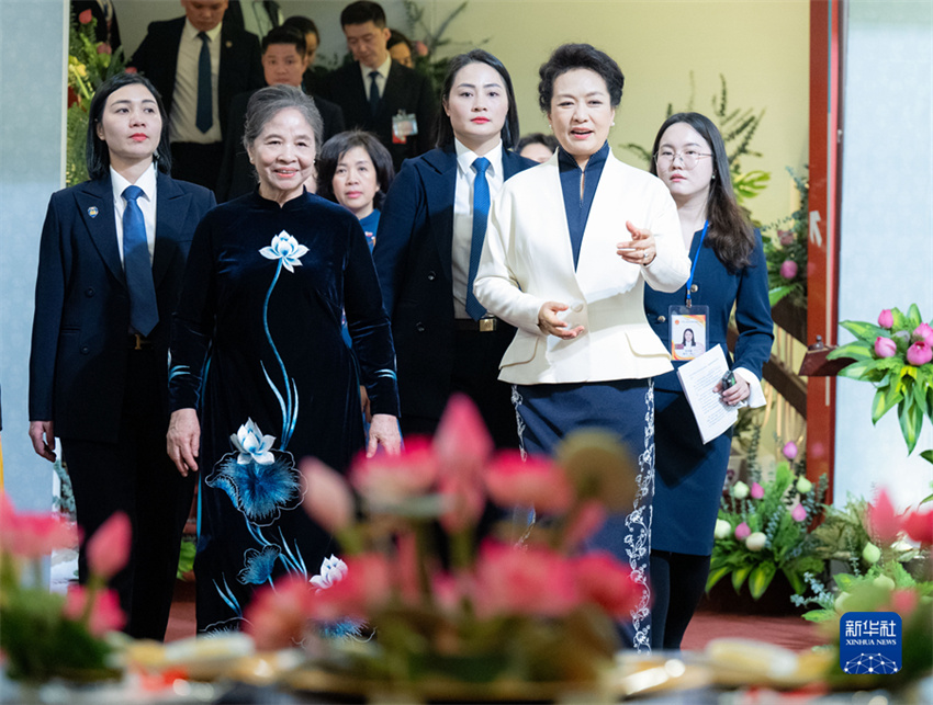 Peng Liyuan visita Museu da Mulher do Vietn?