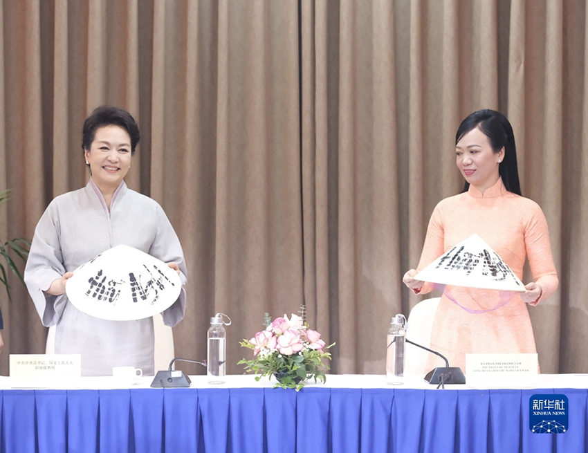 Peng Liyuan visita Universidade Nacional do Vietn?, em Hanói