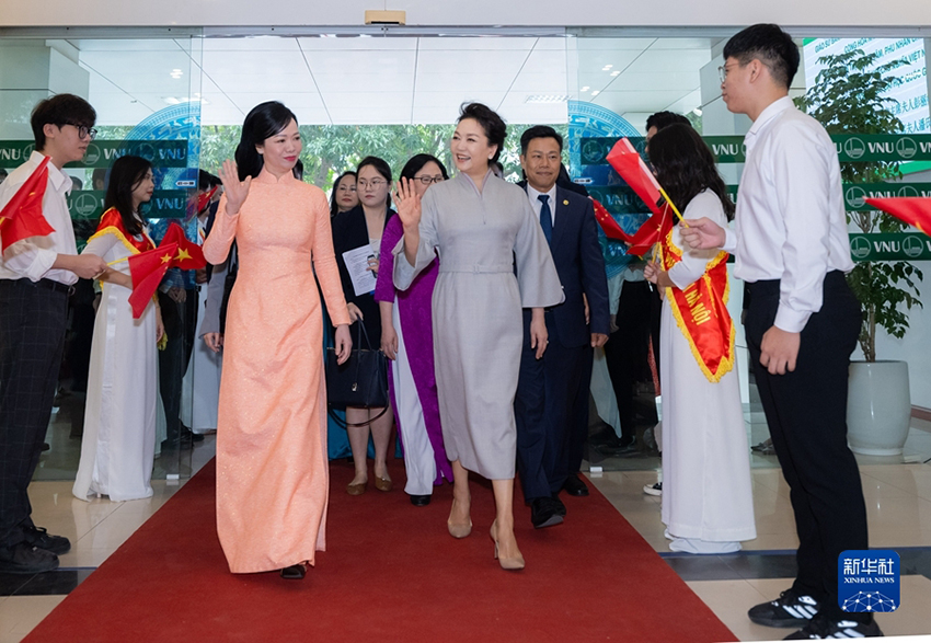Peng Liyuan visita Universidade Nacional do Vietn?, em Hanói
