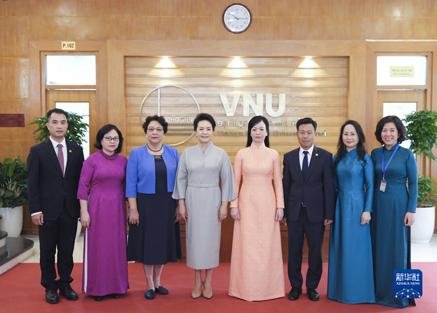 Peng Liyuan visita Universidade Nacional do Vietn?, em Hanói