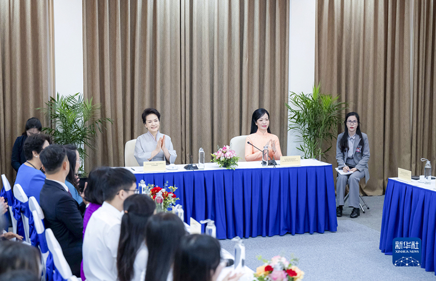 Peng Liyuan visita Universidade Nacional do Vietn?, em Hanói