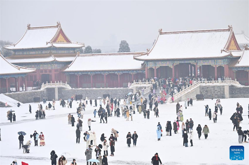 Turistas visitam Museu do Palácio na neve em Beijing