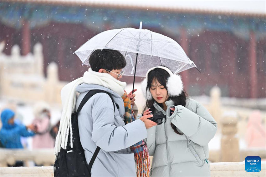 Turistas visitam Museu do Palácio na neve em Beijing