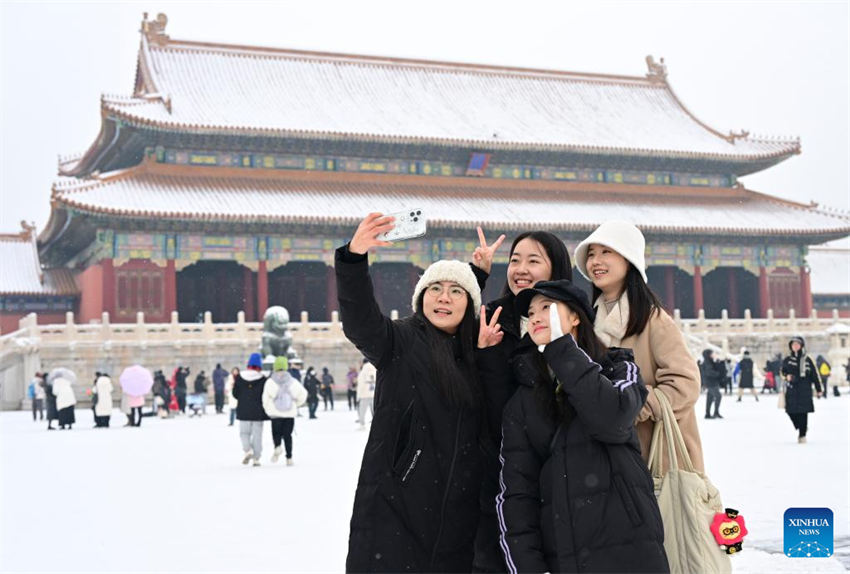 Turistas visitam Museu do Palácio na neve em Beijing