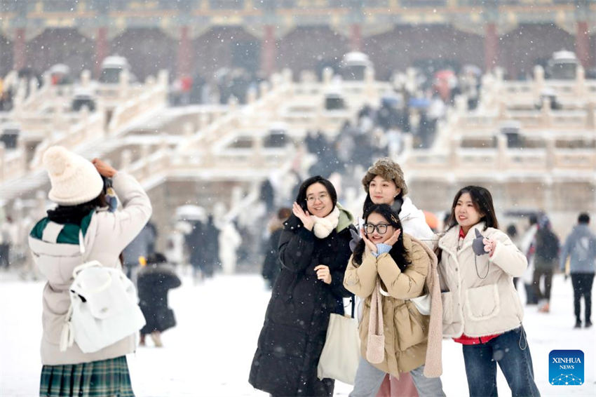 Turistas visitam Museu do Palácio na neve em Beijing