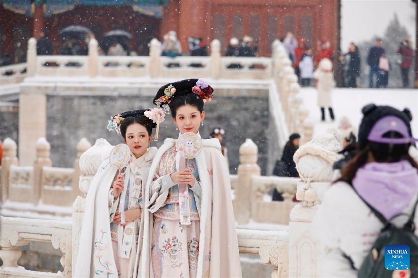Turistas visitam Museu do Palácio na neve em Beijing