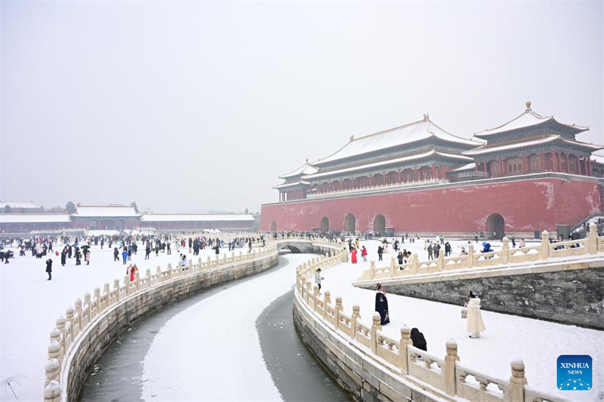 Turistas visitam Museu do Palácio na neve em Beijing