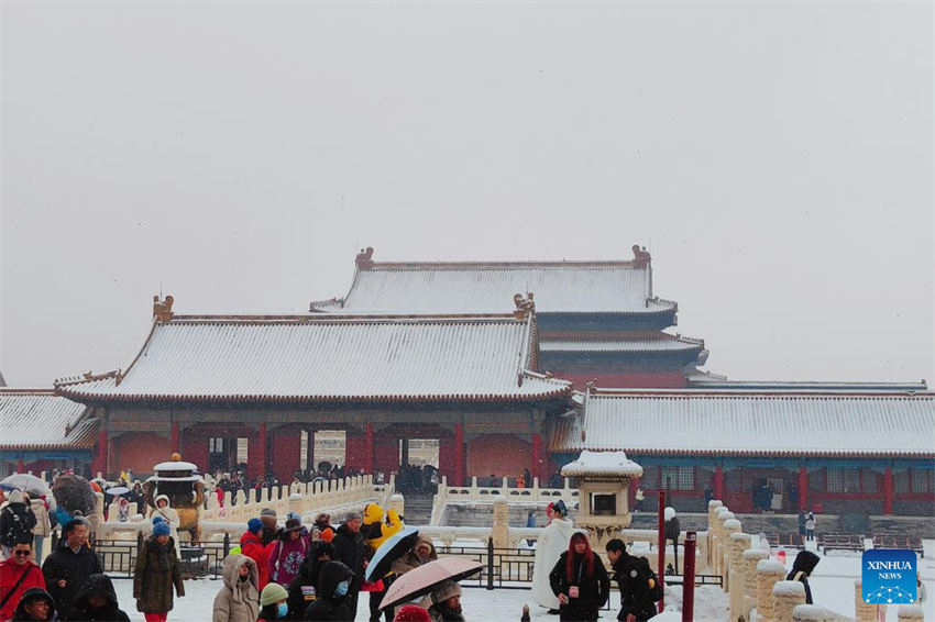 Turistas visitam Museu do Palácio na neve em Beijing