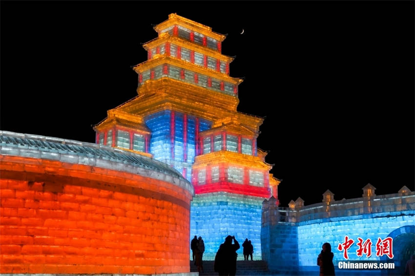Parque Temático Mundo de Gelo e Neve em Harbin recebe primeiro grupo de turistas