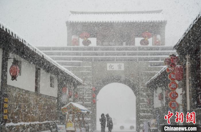 Pessoas buscam divers?o na neve no leste da China