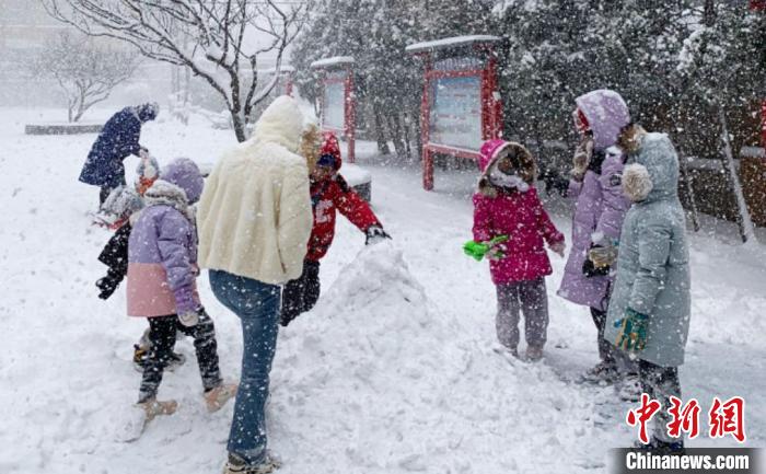 Pessoas buscam divers?o na neve no leste da China