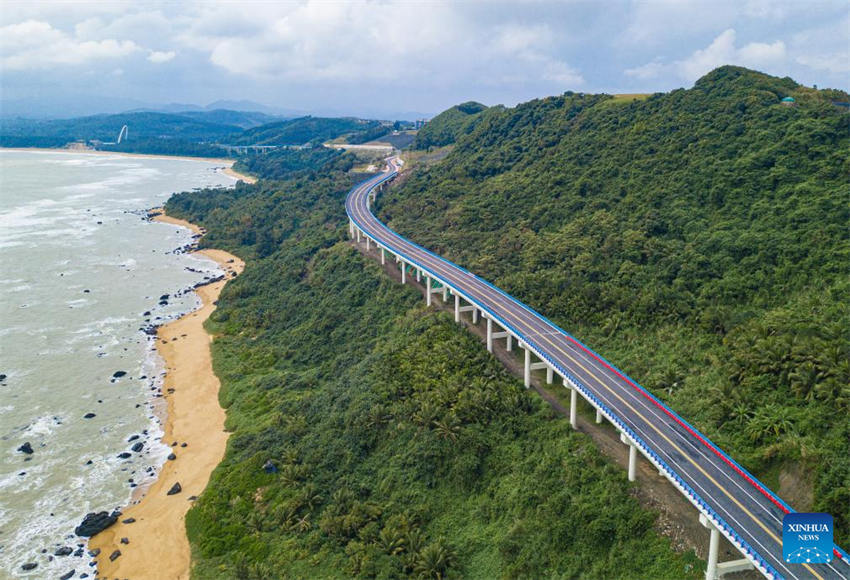 Rodovia costeira para passeios turísticos é inaugurada em Hainan