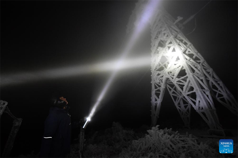 Técnicos garantem fornecimento de energia em meio à onda de frio na província chinesa de Hunan