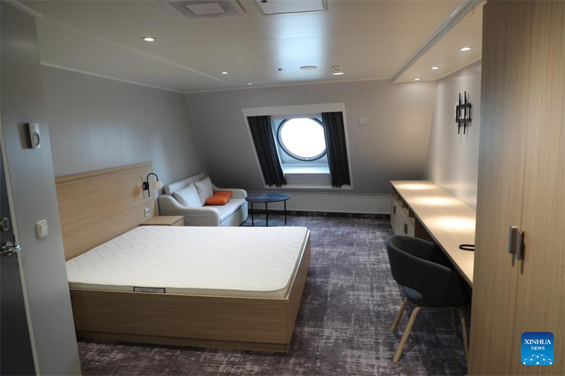 Gigantesco navio de passageiros 