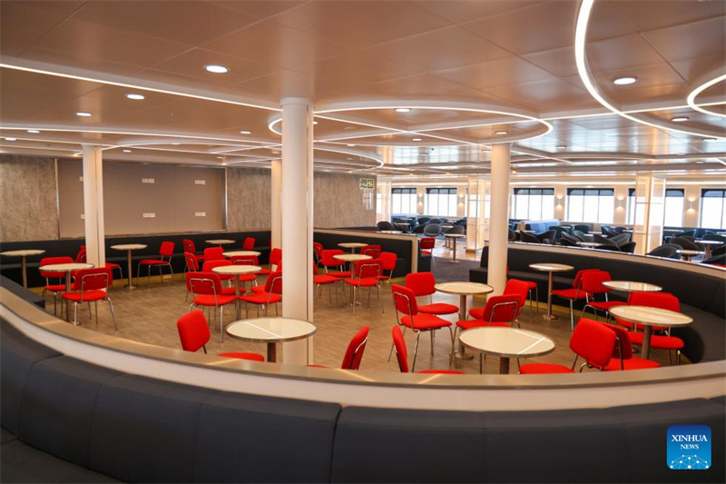 Gigantesco navio de passageiros 