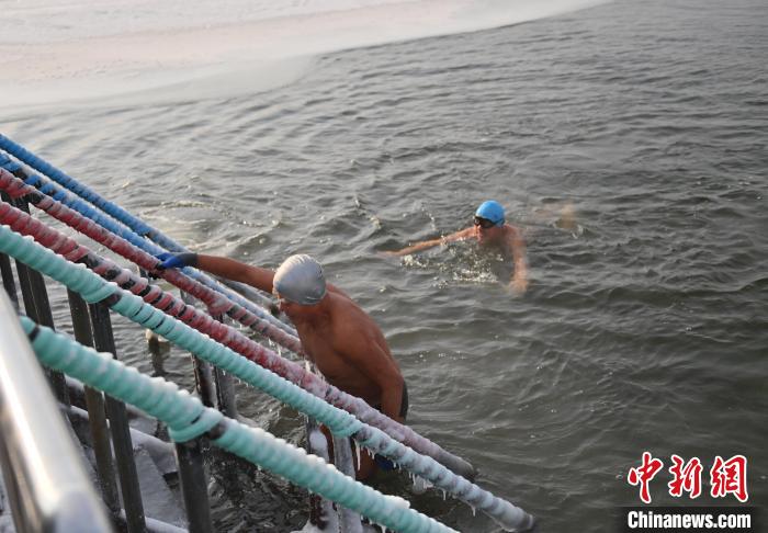 Nadadores de inverno em Changchun desafiam clima frio