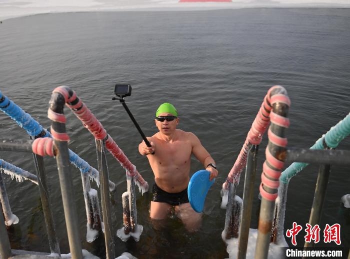 Nadadores de inverno em Changchun desafiam clima frio