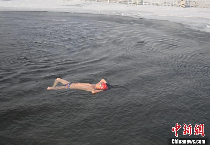 Nadadores de inverno em Changchun desafiam clima frio
