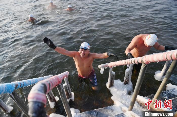 Nadadores de inverno em Changchun desafiam clima frio
