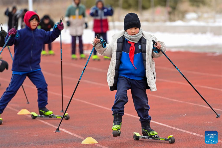 Xinjiang: escolas integram esportes no gelo e na neve no currículo educacional na cidade de Beitun