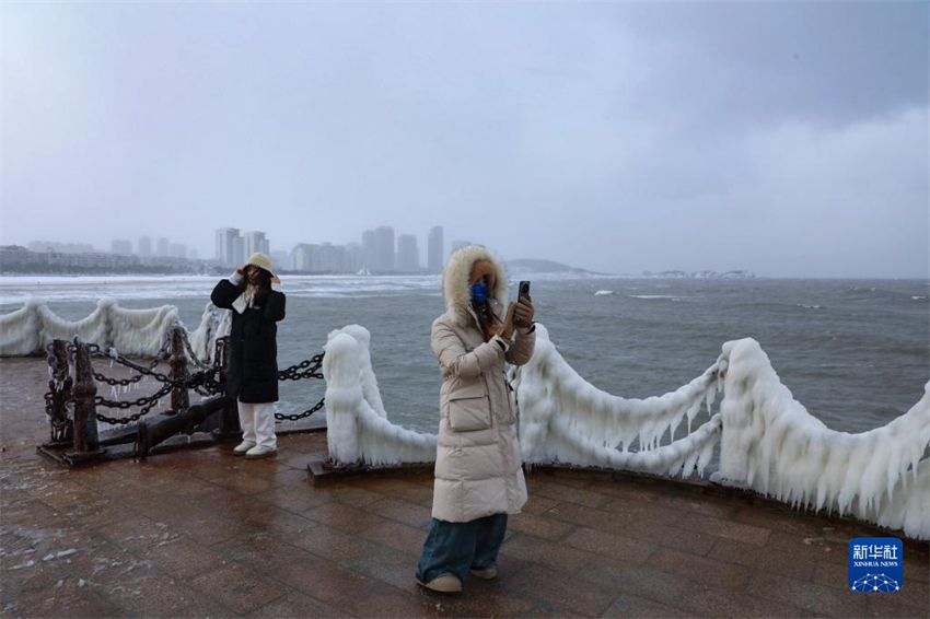 Shandong exibe bela paisagem de gelo após neve, no leste da China