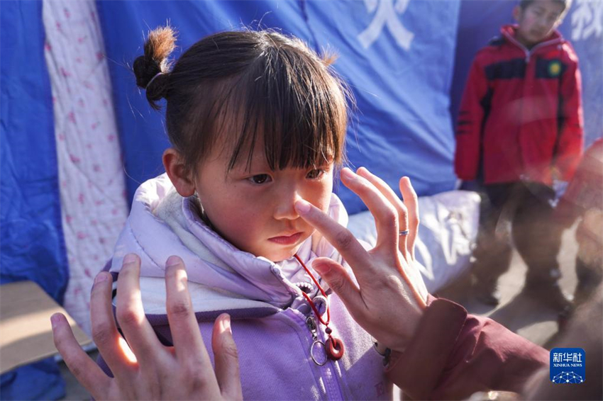 Assistência psicológica é ativamente realizada após terremoto em Gansu
