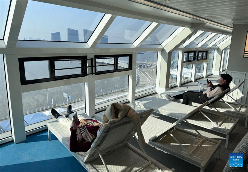 Primeiro grande navio de cruzeiro fabricado na China inicia viagem experimental